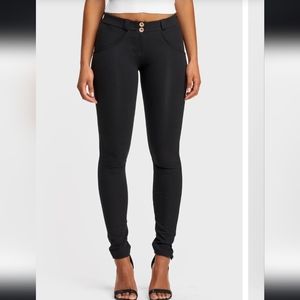 Freddy WR. UP Black Mid Rise